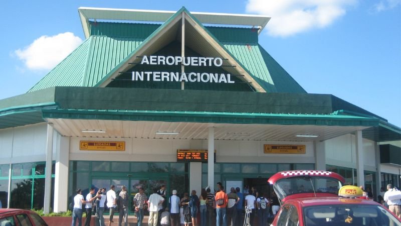 Frank Paìs International Airport